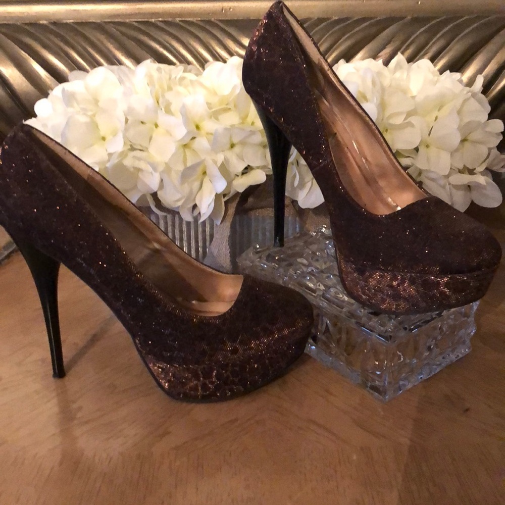 Crushed bronze platform pumps